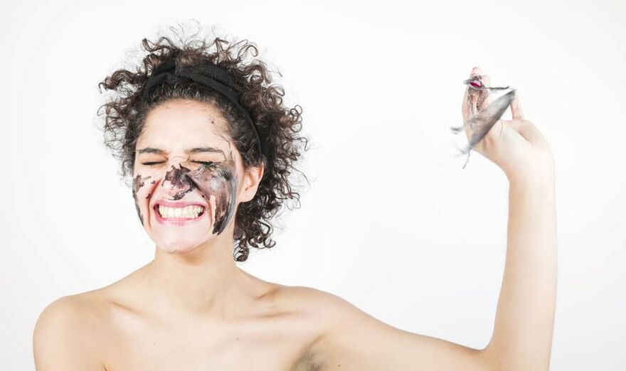 seorang wanita melakukan rawatan kulit wajah yang menyegarkan